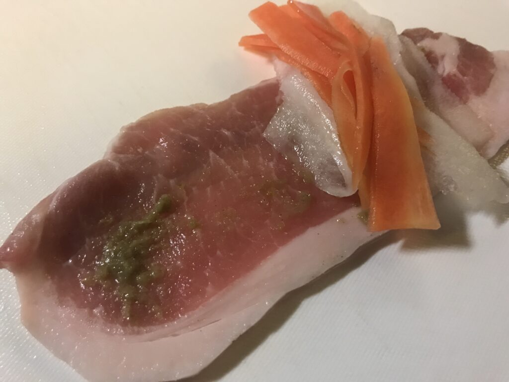 ローススライス肉にゆず胡椒を塗り、大根・ニンジンを巻く。
