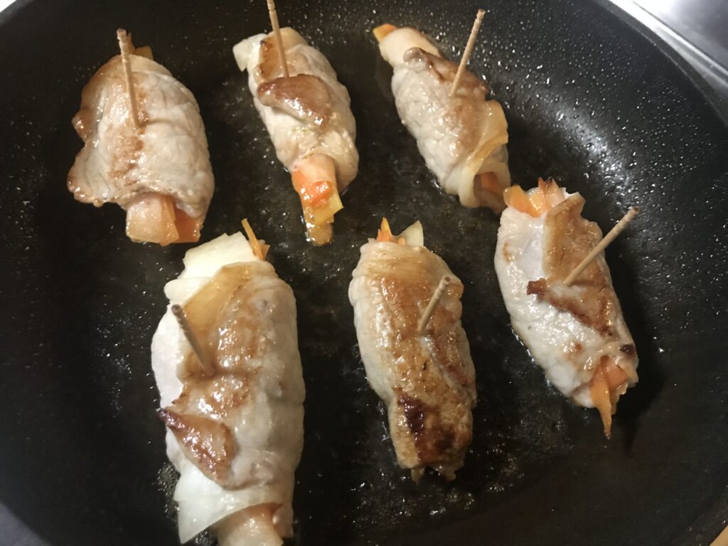 閉じ目を下にしてフライパンで焼き目をつける。