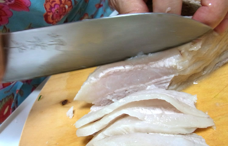 すこし斜め方向に削ぎ切りのように切っていくと、キレイな薄切り肉ができます