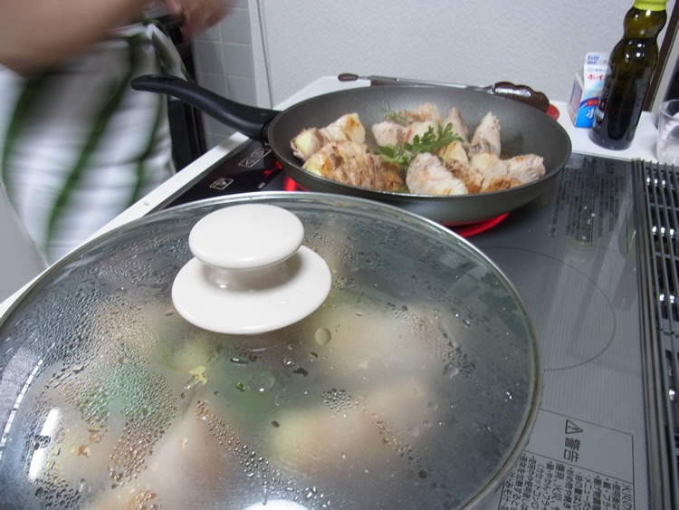 蓋をして、汁気がなくなるまで蒸し焼きにします。