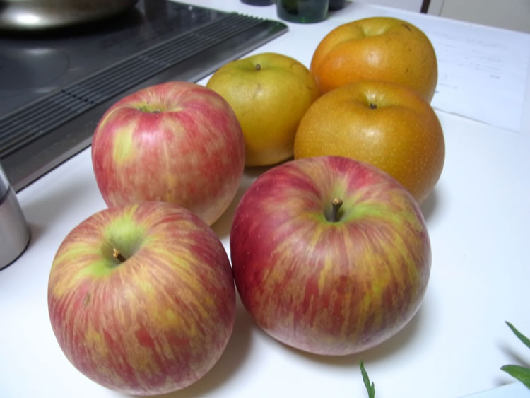 脇を固めるのは、旬の「リンゴ」と「梨」。