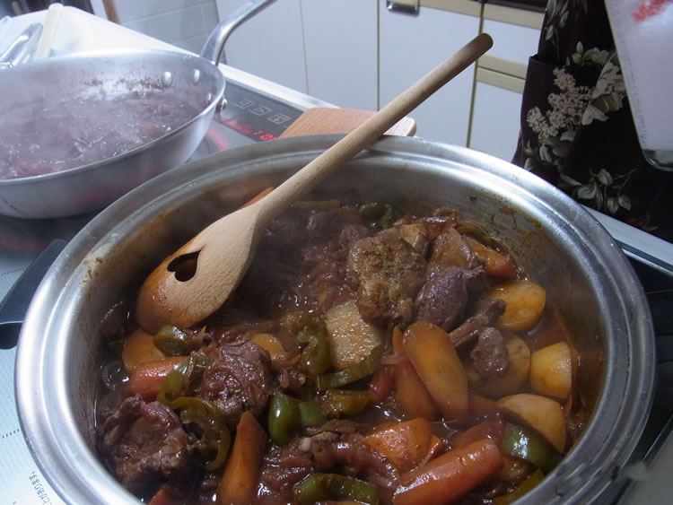 「グヤーシュ」ができあがり、2種類のヒレ肉料理が完成しました。