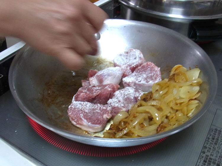 こでフライパンの玉ねぎとニンニクを片側に寄せ、お肉を投入。