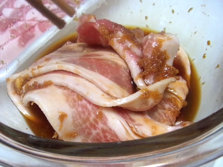 つづいては、和豚もちぶたで作るおにぎらず。まずはメインの具となる生姜焼きを作っていきます。