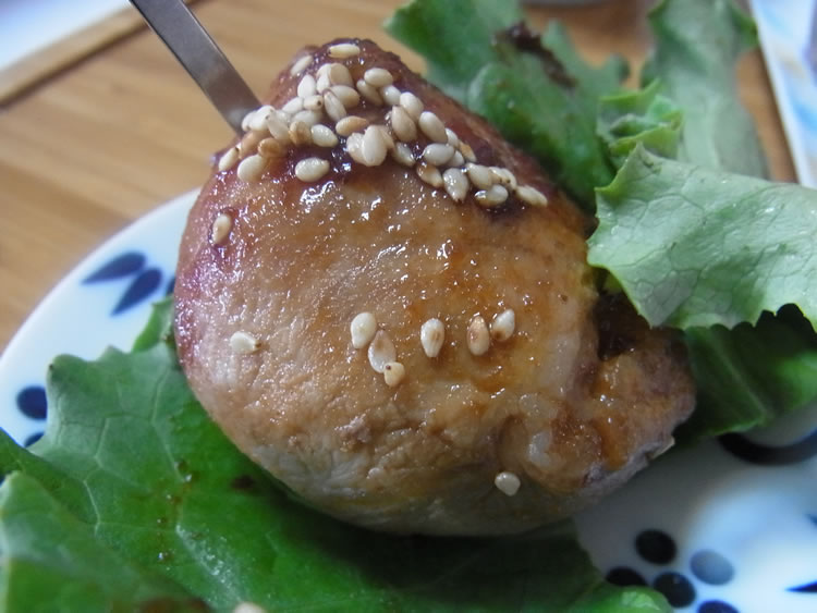 絶妙な焼き加減で仕上がった「肉巻きおにぎり」を一口食べると、きめ細かく柔らかいロース肉の香ばしい風味が広がります。