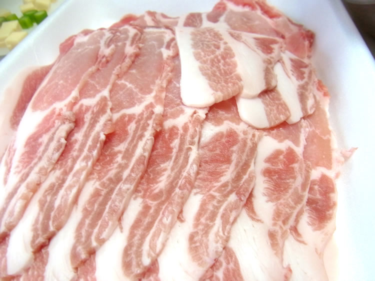 和豚もちぶた・ロース肉は生姜焼き用のスライスを使用しました。