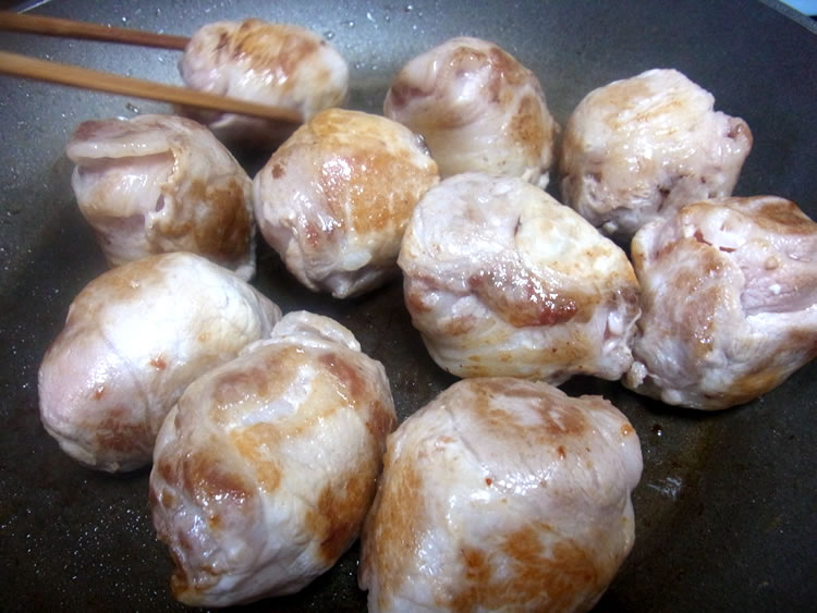 最初の焼き目がしっかりついたら、他の部分にもまんべんなく焼き目をつけていきます。