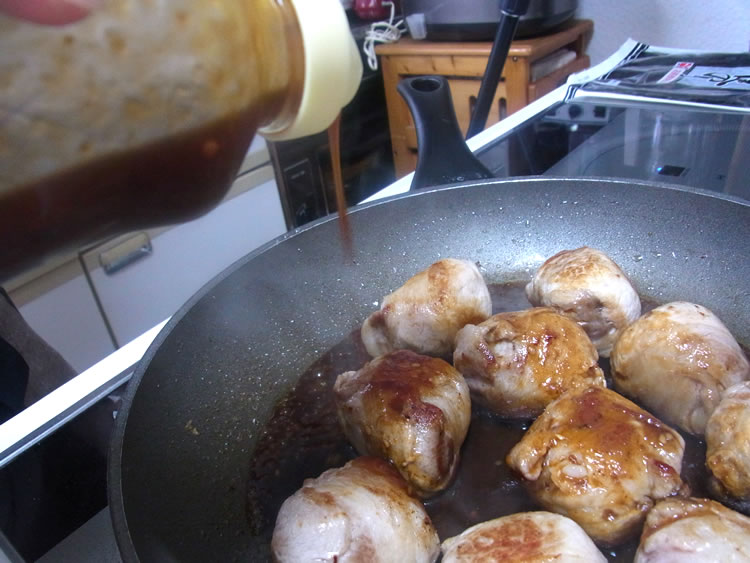 お肉に火が通り焼き目がつけば、あとはタレの味付けのみ。タレの焦げ付き・ハネを避けるため、ここでいったん火をとめます。