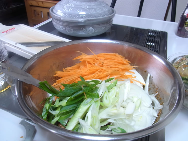 野菜は、切ったそばからタレに漬けた肉のボウルにつぎつぎと投入していきます。