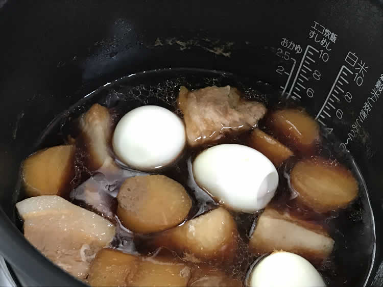 お肉や大根には十分熱が通っているので、ここにゆで玉子を投入して、2回目の「炊飯」ボタンを押します。
