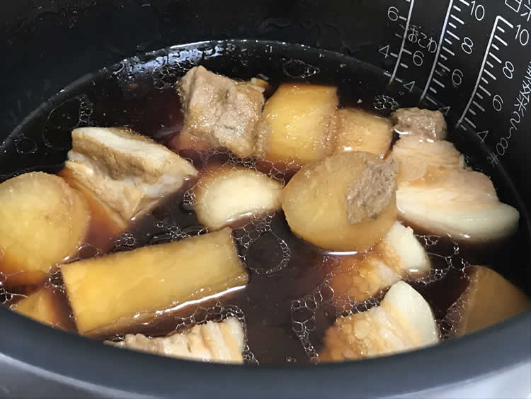 炊飯器の蓋をあけると、ふんわりといい香りの湯気とともに角煮が現れました。