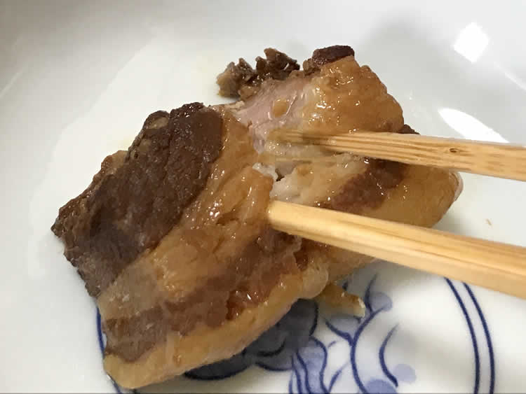 自慢の脂身がとろ～りと煮あがったバラ肉の角煮には、香ばしいタレがよく滲みて、お箸で簡単に切れる柔らかさ。