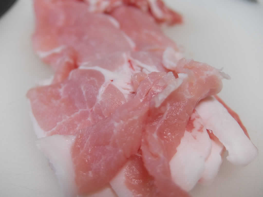 まずは用意した和豚もちぶたを食べやすく一口大に切り分けておきます。<