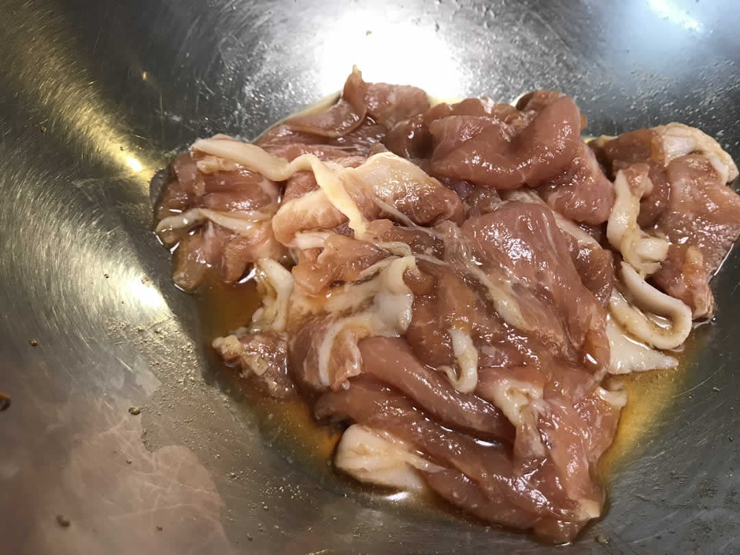 スンドゥブではバラ肉・もも肉をまぜて使ってみます。