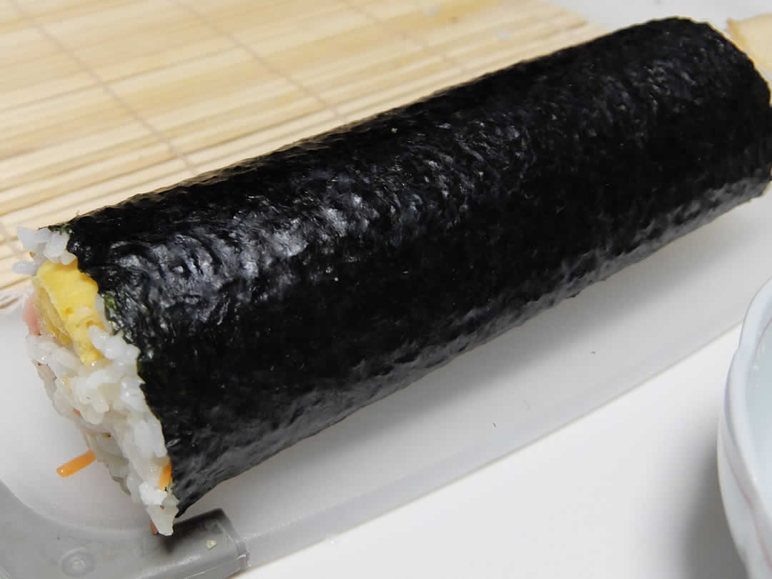 キンパプの外見は、ほぼ日本の巻き寿司と同じですが、ご飯の味付けとお肉を使うところが特徴的。