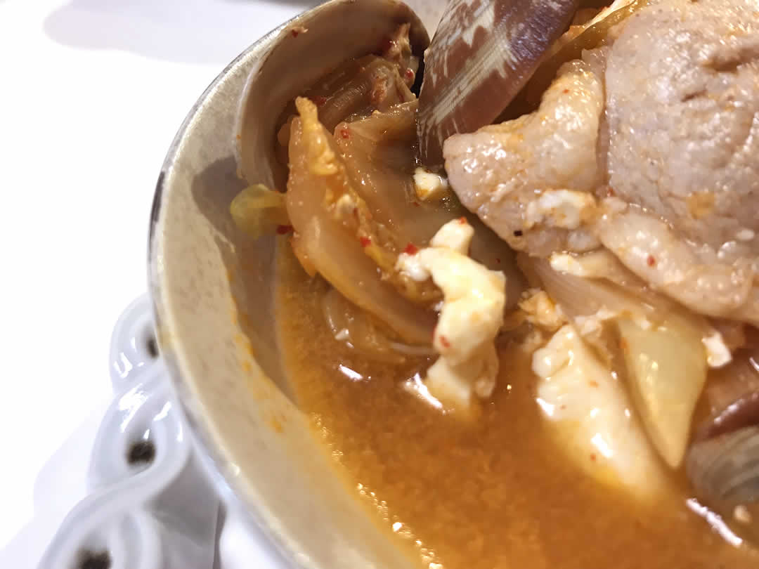 スンドゥブの唐辛子色のスープは、キムチ・アサリ・塩辛などの具材から出た濃厚な出汁と和豚もちぶたの旨味が融合して、適度な辛さと信じられないくらいコクのある味わい。