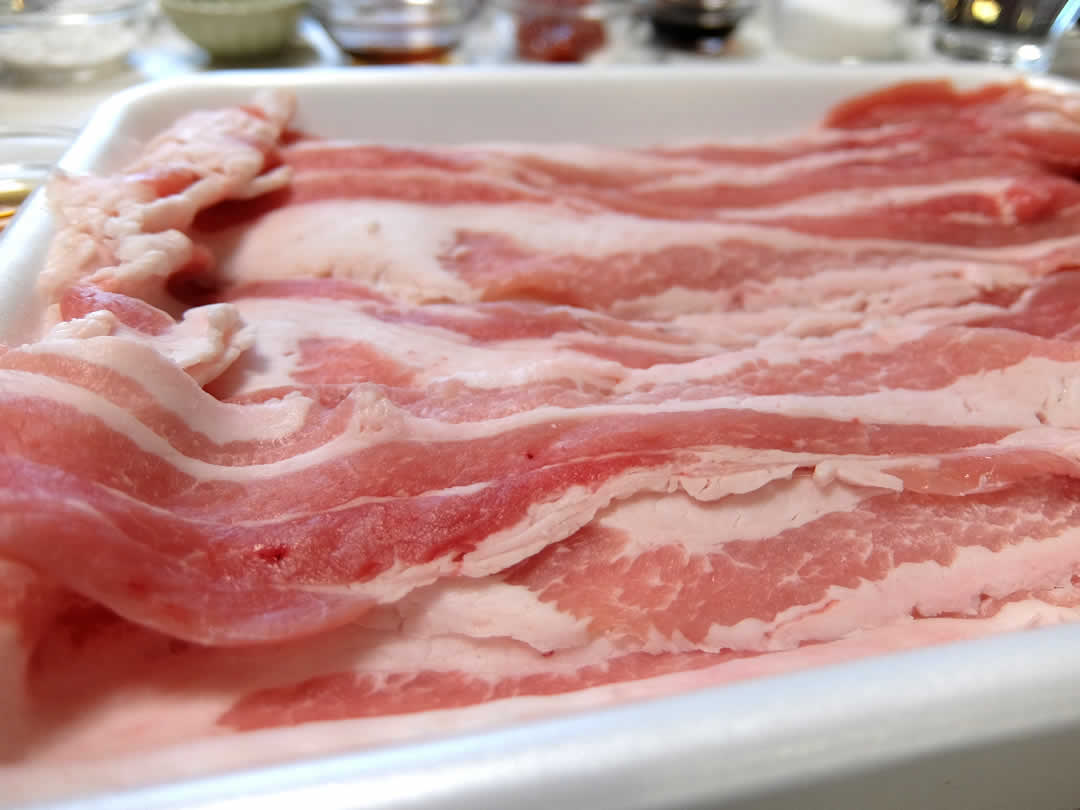 通常は角切り肉などを使うことの多い酢豚ですが、今回用意したのは和豚もちぶたの「バラスライス」。