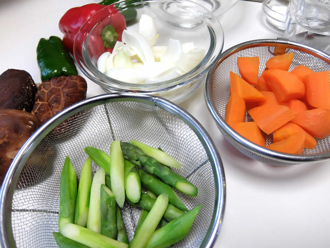 今日も、キッチンのテーブルにはすでに色鮮やかな野菜と和豚もちぶた・たくさんの調味料がスタンバイ済み。