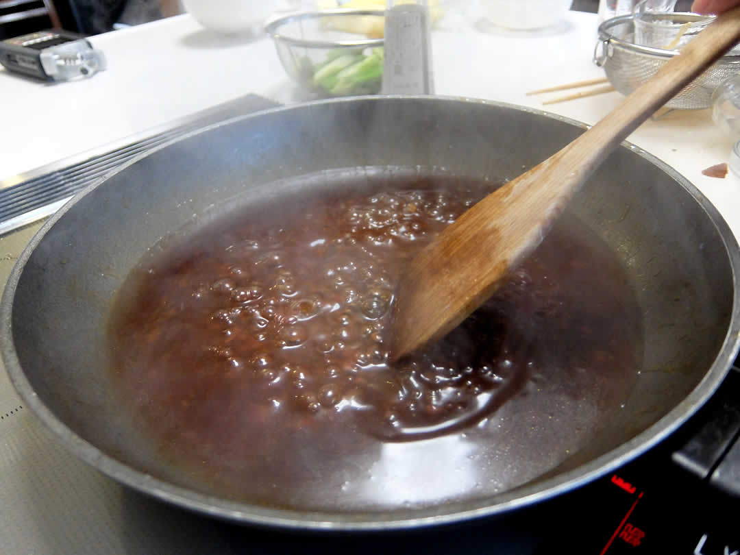 つづいて、具材の入らないお肉だけの酢豚も作っていきます。こちらは甘酢餡の「米酢」を「黒酢」に変えるだけ
