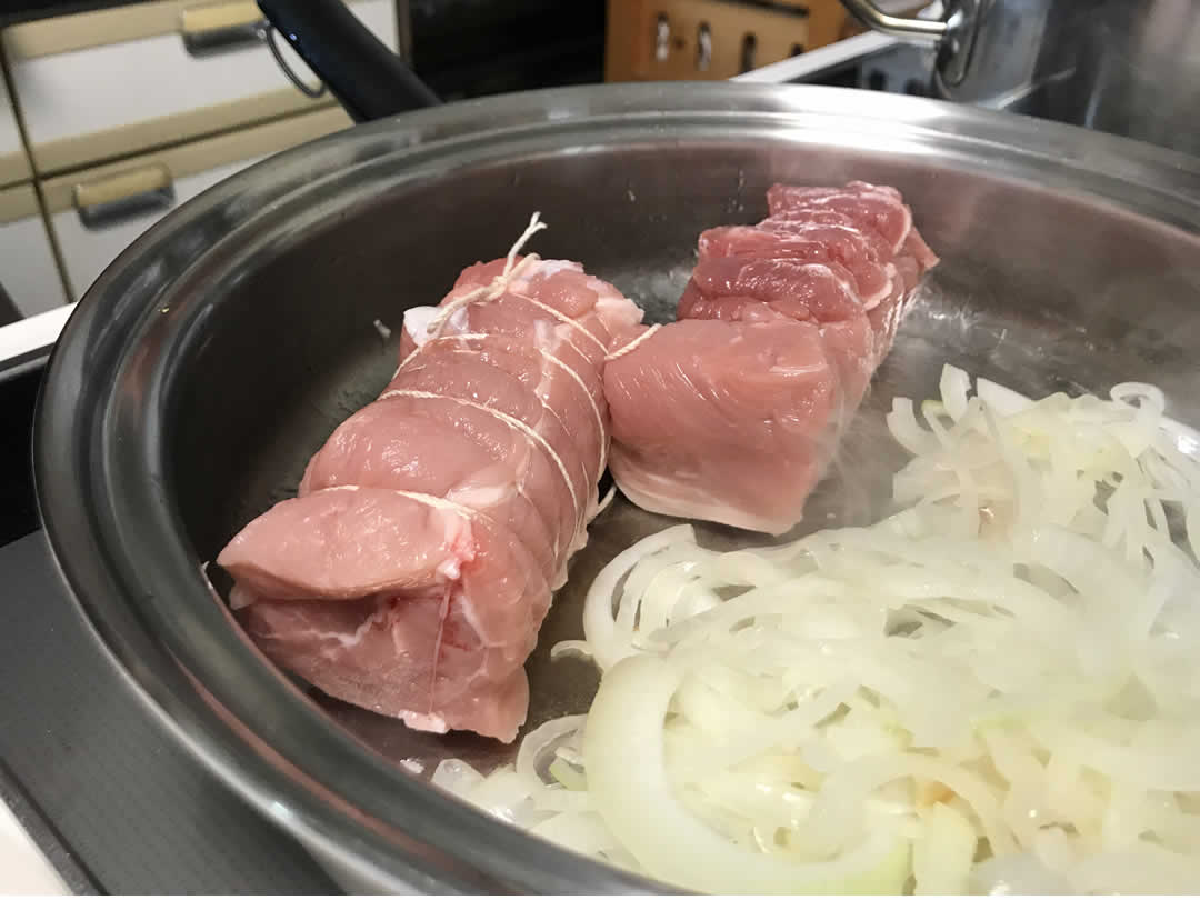 玉ねぎが透明になって熱が通ってきたら、フライパンの端によせて、空いたところにお肉を投入。