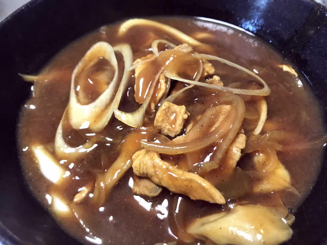 今回のレシピは「お蕎麦屋さんで出てくる」カレーうどん。つまり「麺つゆからのカレーうどん」です