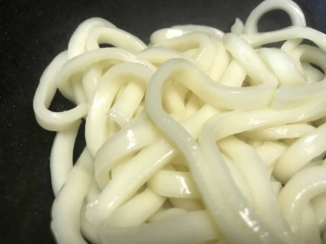 ゆで麺を２分くらい湯通しして温めると麺がふっくらして汁が絡みやすくなります。