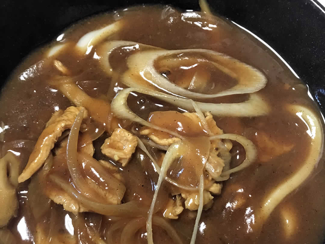 ふーふー言いながら熱いうちに食べるのがカレーうどんの醍醐味。