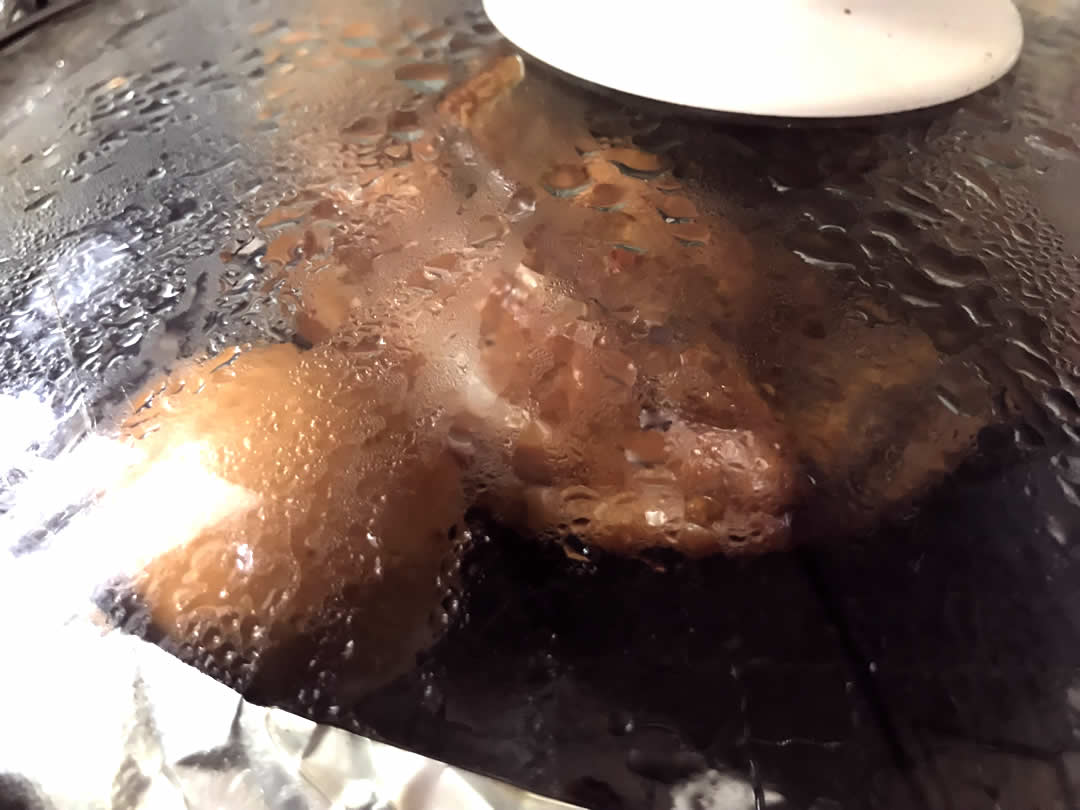 15分たったら弱火にして、さらに30分加熱します。この時点で中華鍋の中はすっかりスモーク色(？)に。