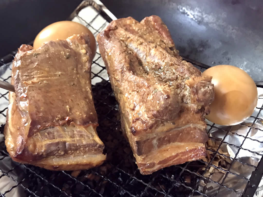 完全に冷めたらお肉を取り出します。蓋をあけた瞬間、迫力ある姿に仕上がったお肉と、燻製のいい香りが飛び出します！