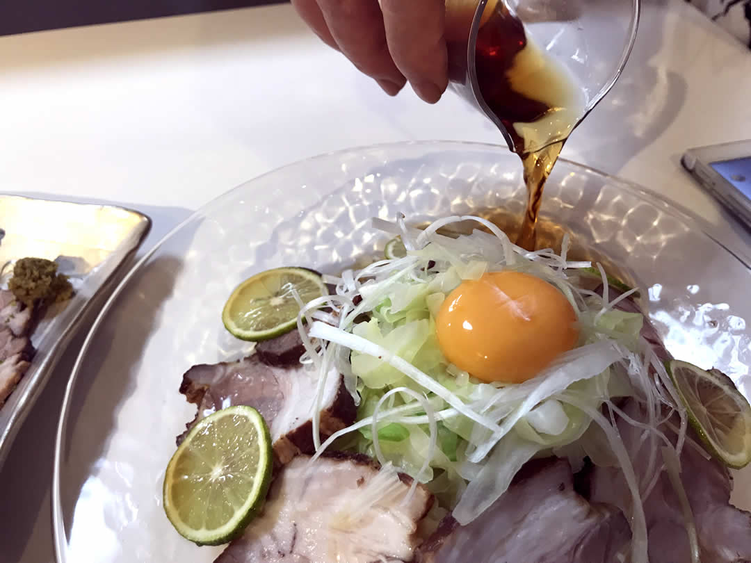 卵黄を落とし麺つゆを回しかけたら、スタミナ系「冷やしうどん」の出来上がり（＾ｕ＾）