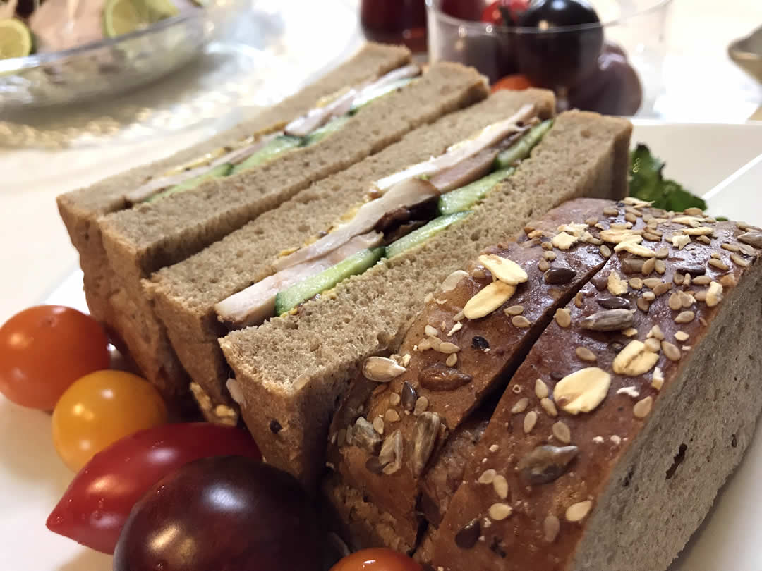 色とりどりのミニトマトを添えたら、初秋のピクニックで食べたくなるようなサンドウィッチになりました。