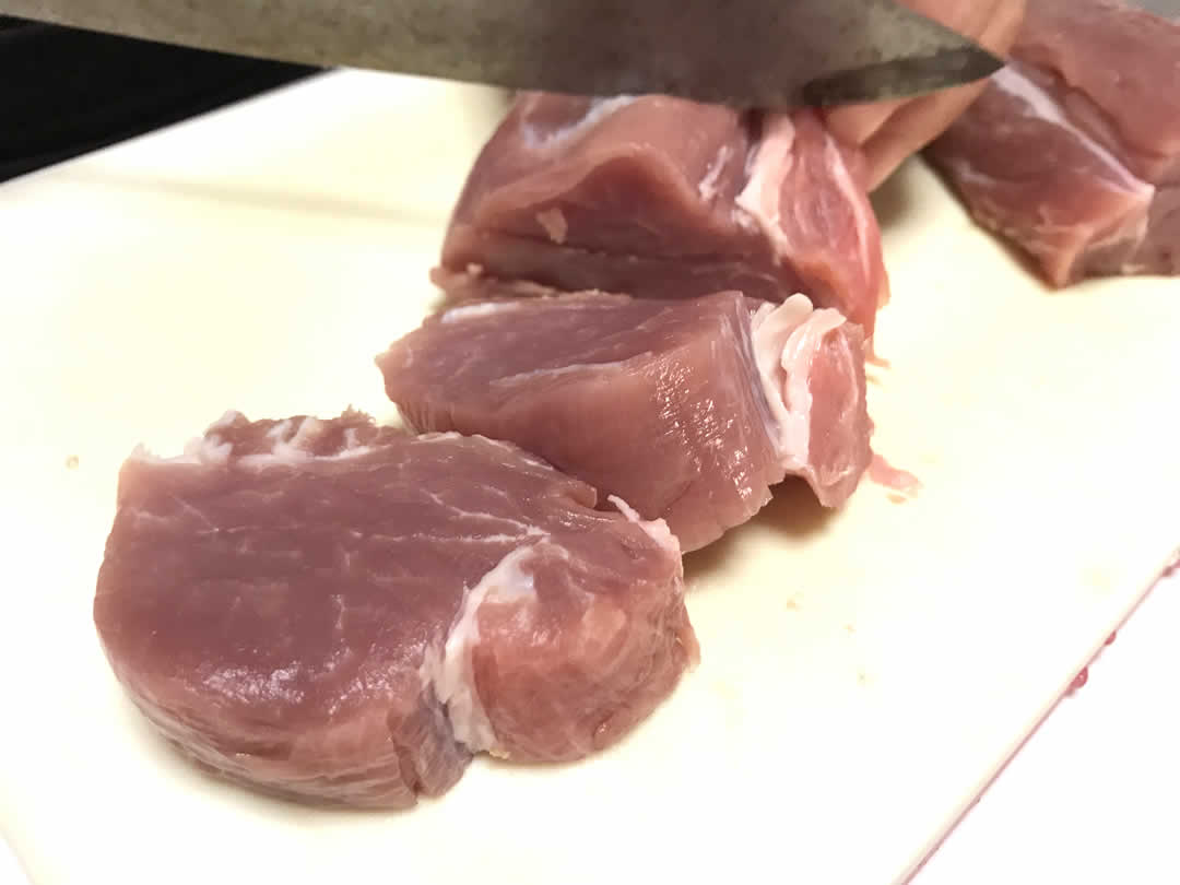 まずは長いヒレ肉を2cm程度の厚さに切り分けます。