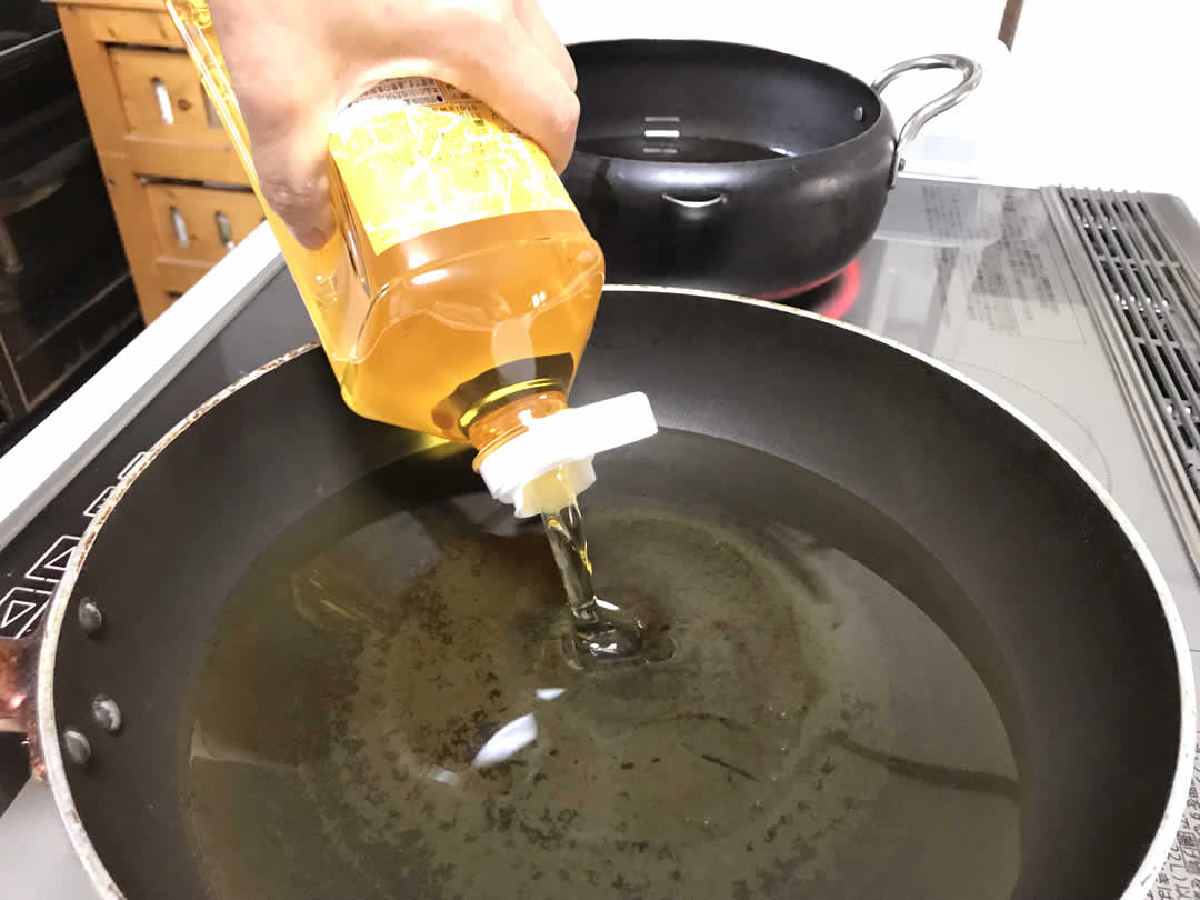 今回の揚げ油は先生おすすめの「米油」を使用。