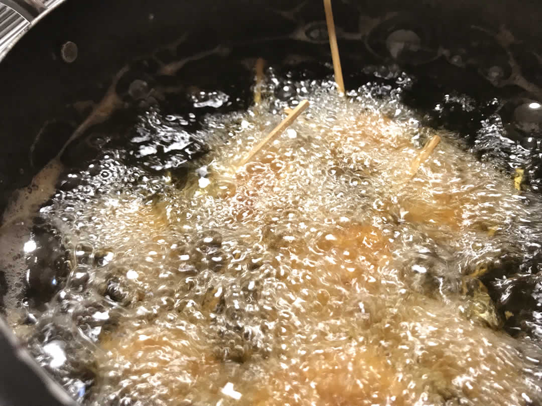 天ぷらやフライは、油に入れてすぐ裏返したりかきまぜたりすると上手に揚がりません。