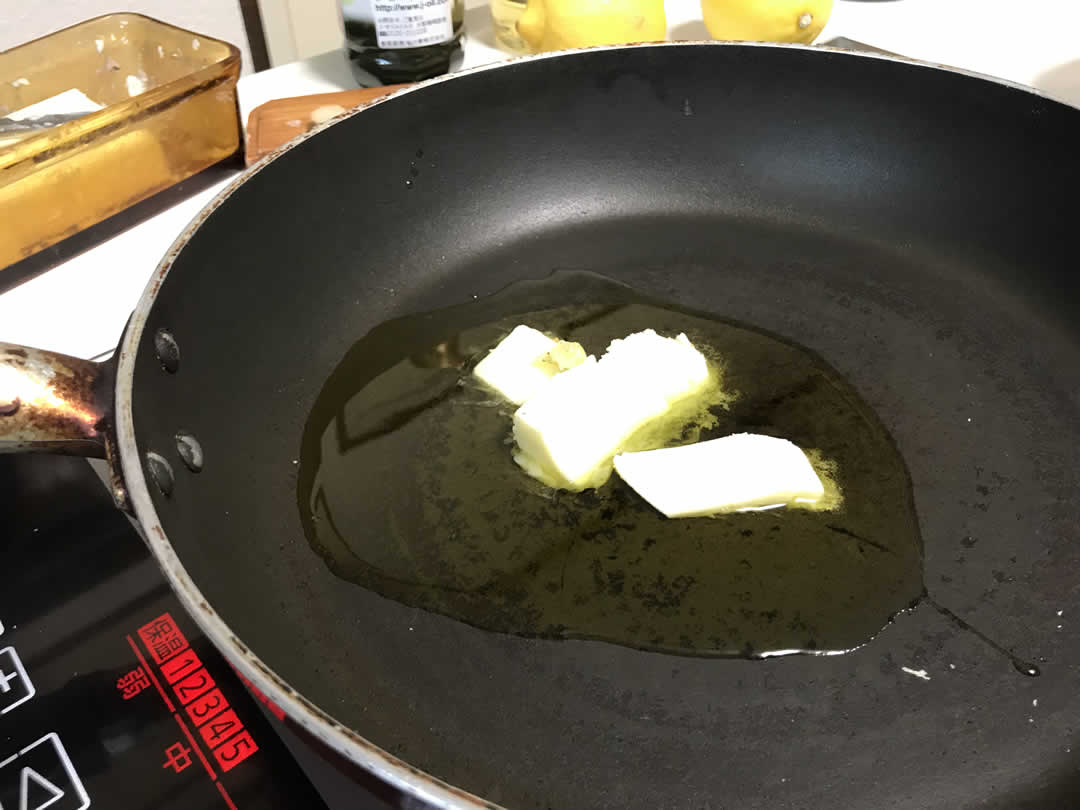 フライパンに油をひいておきます。オリーブオイルとバターを大さじ2ずつ混ぜて使います。