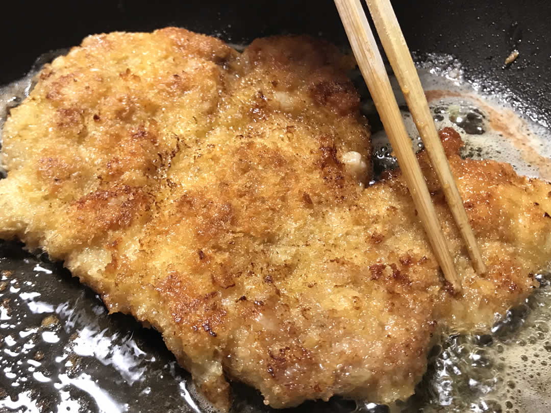 両面で4～5分程度揚げ焼きしたらできあがりです。