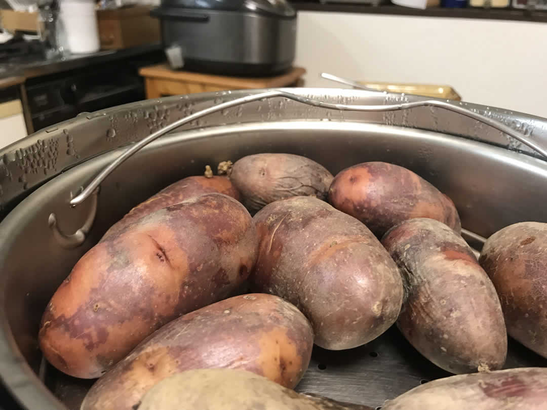 つづいてシュニッツェルには定番の付け合わせ、ウイーン風の温かいポテトサラダを作ります。