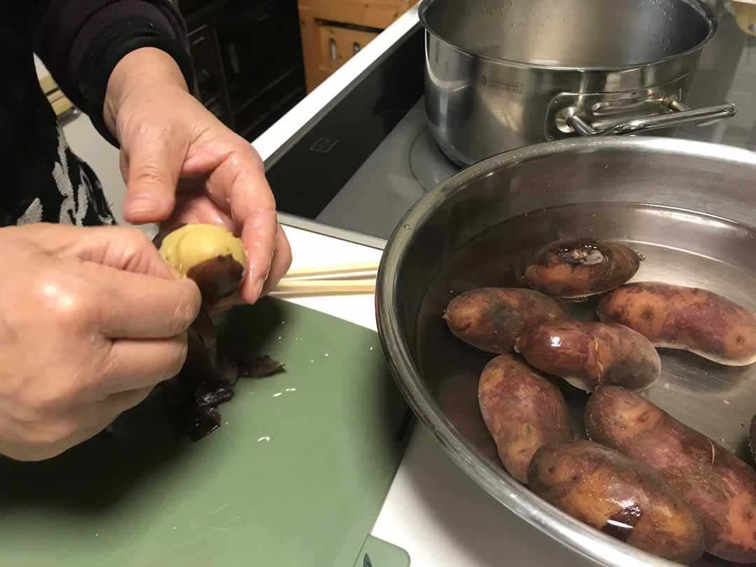 ゆでたてのジャガイモは一瞬冷水に浸すと、素手でスルスルと皮むきができて便利ですよ♪