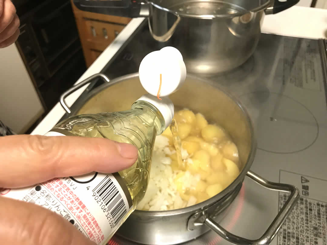 玉ねぎ1個を粗みじんに切って投入したら、お酢とオリーブオイルを同量入れます。
