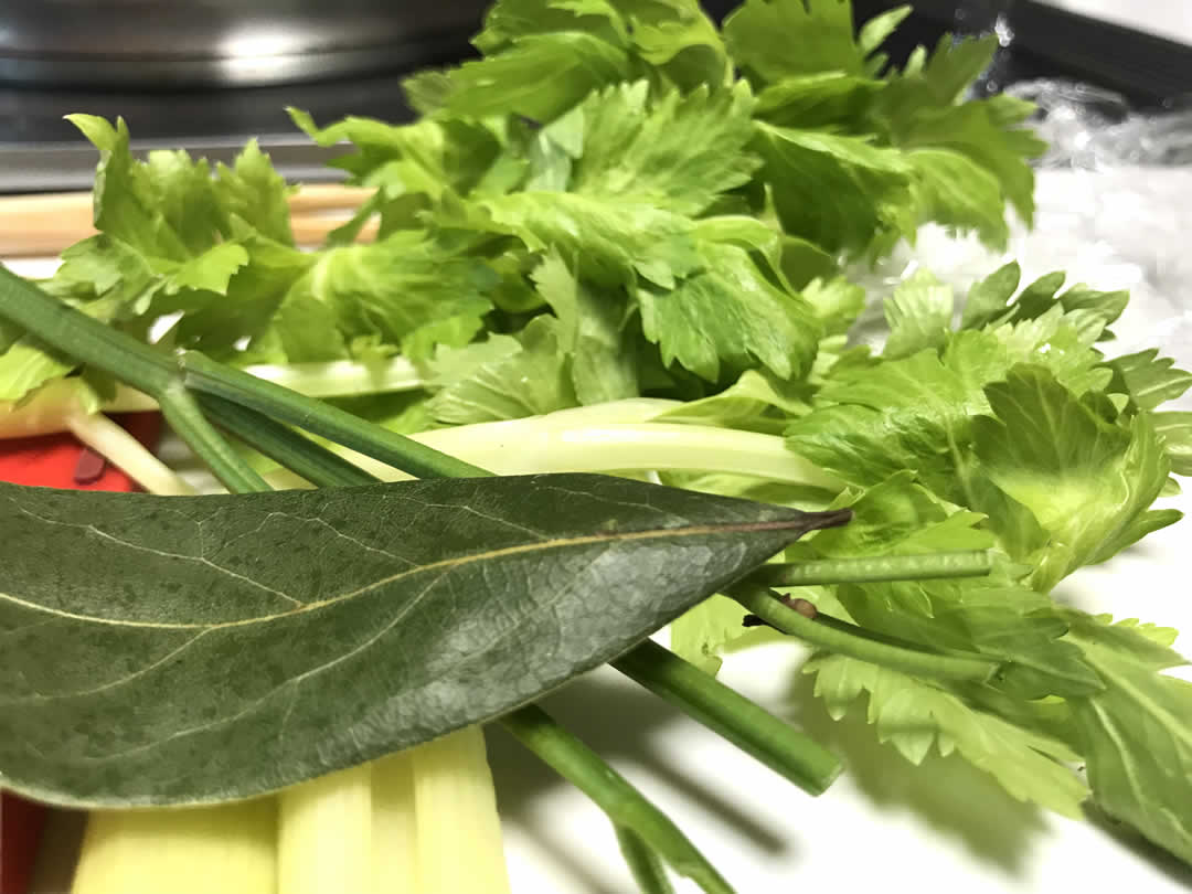 セロリの葉・細い茎など食べない部分を粗く切っておきます。ローリエといっしょに煮込んでしまいましょう^^