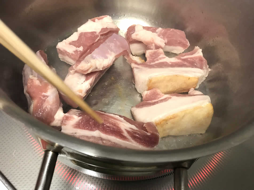 鍋に油をひき、小さくカットしたバラ肉をに焼き目をつけていきます。