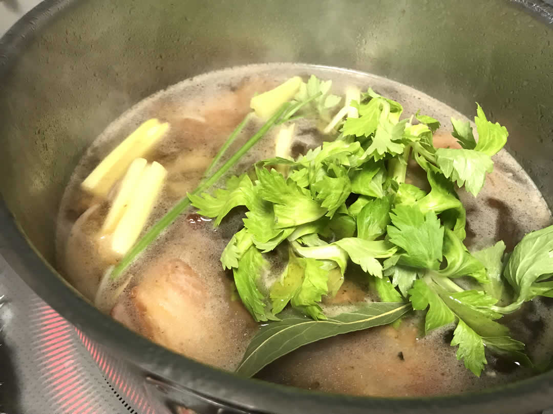 玉ねぎがしんなりしてきたら、材料がヒタヒタになる程度にお水を加え、香味野菜(セロリの葉、パセリの茎、ローリエの葉)を加えます。