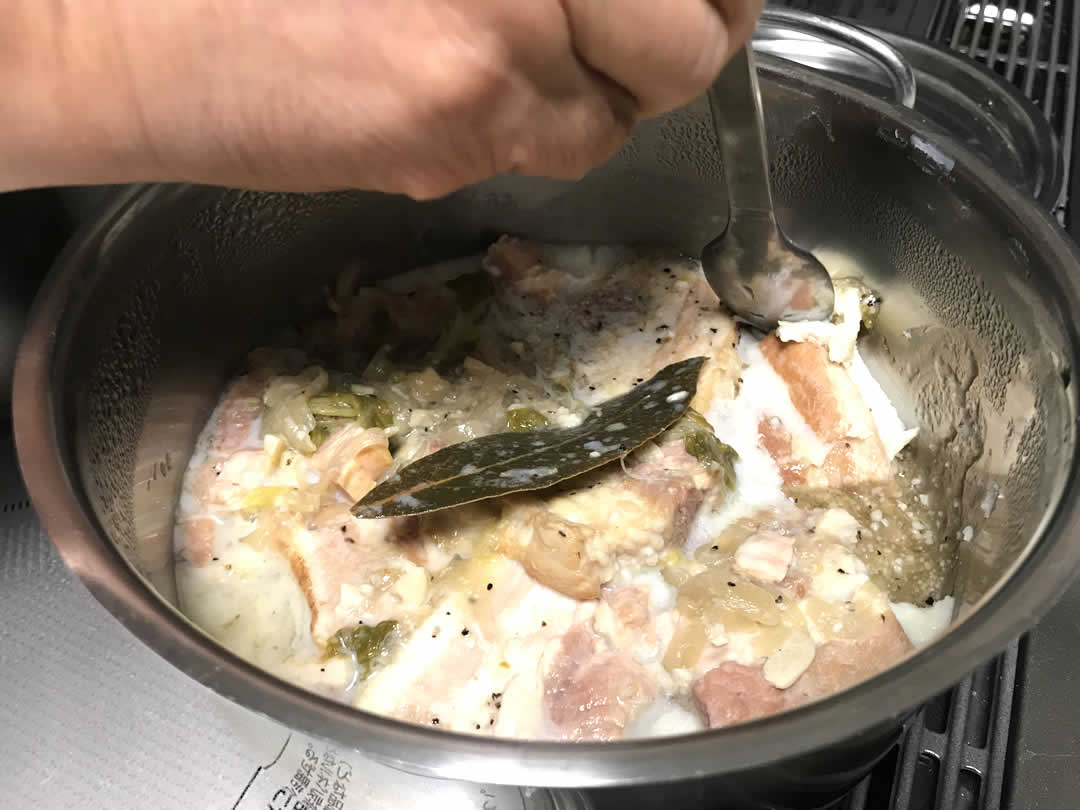 この状態で冷蔵庫で冷まします。いったん冷ますことで味がお肉によく滲み込むのです。