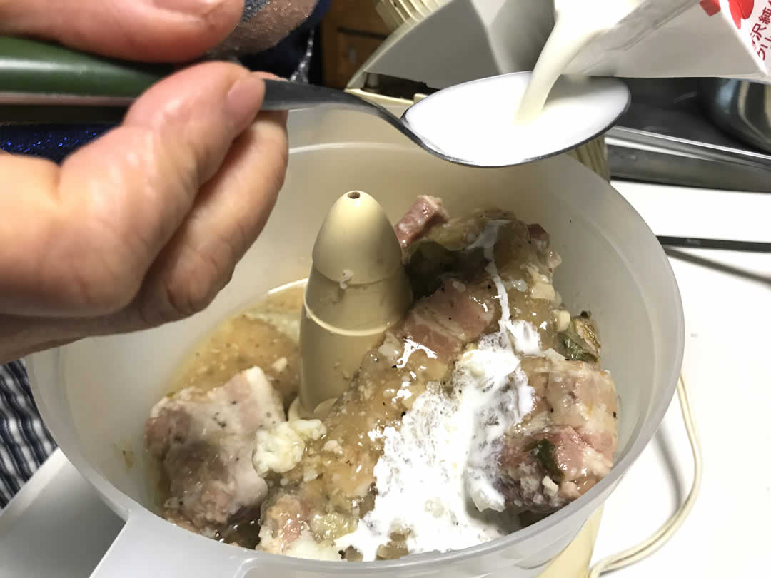 お肉に生クリーム(大匙3杯) ナツメグ(小さじ3分の1)を混ぜ、ローリエの葉を取り出したら、残りはそのままフードプロセッサーなどにかけて細かくしていきます。