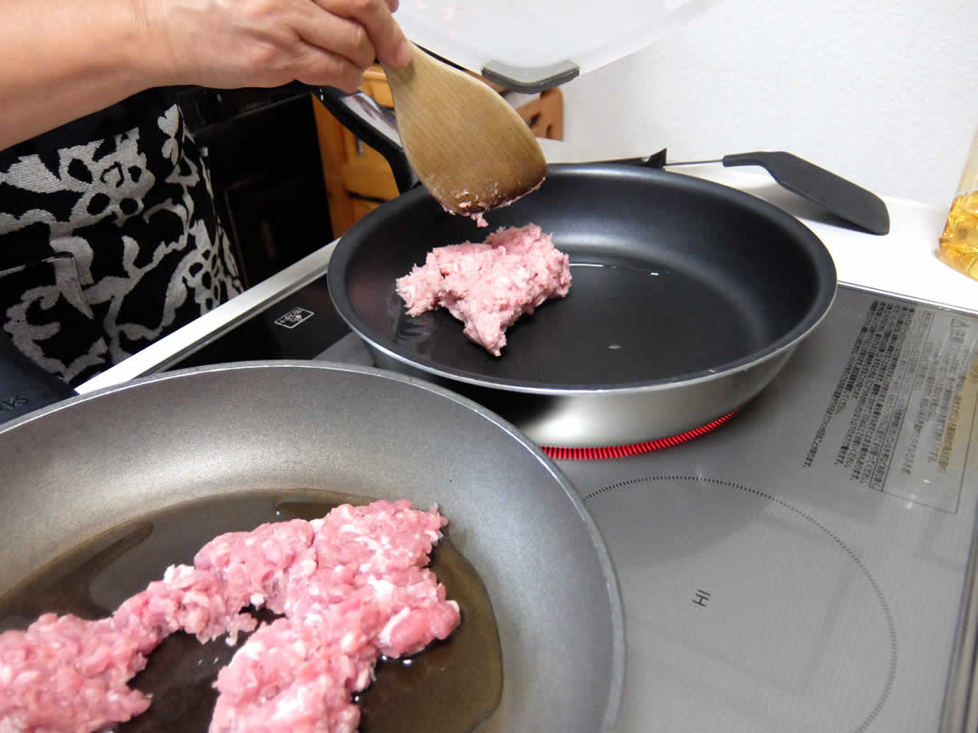 材料をすべて切り終わったら、さっそくフライパンを火にかけてお肉を炒めていきます。