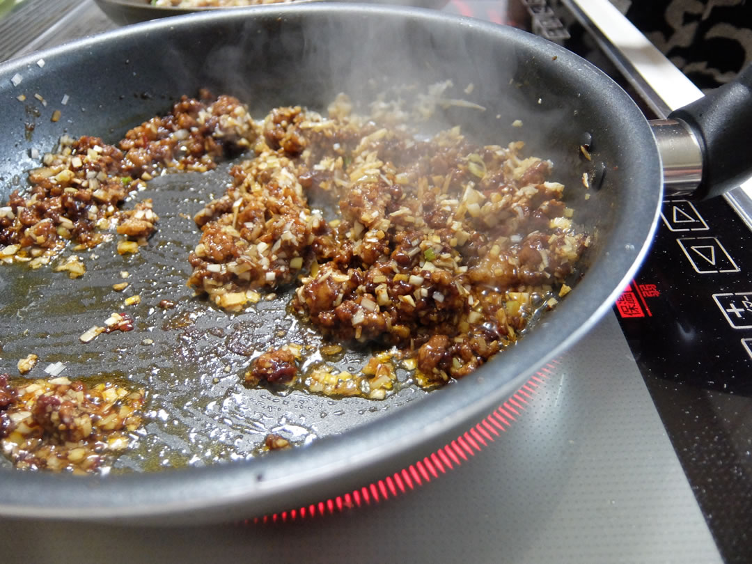 二つの「醤」を加えたら、刻んでおいた香味野菜も投入。