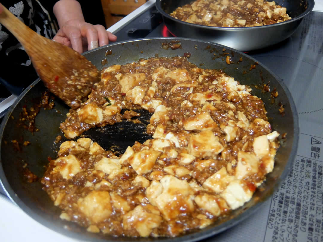 材料に味がよく染み込んできたら、水溶き片栗粉を少しずつ加えていきます。