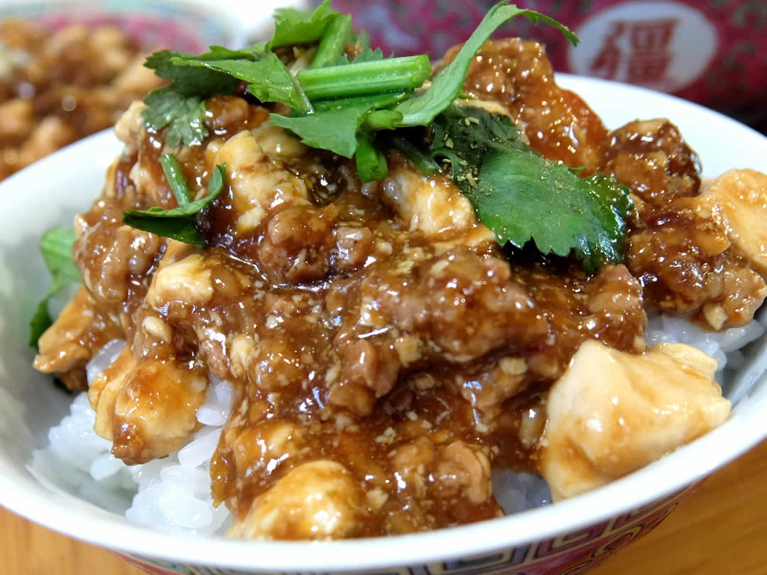 そして麻婆豆腐は何といってもご飯で食べるのが一番。あつあつの白いご飯にのせていただきます。