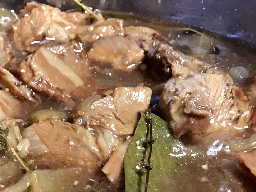 すでに煮込みを終えた鍋を見せていただくと、ゴロッと大ぶりのお肉はよく火が通って柔らかそうです。