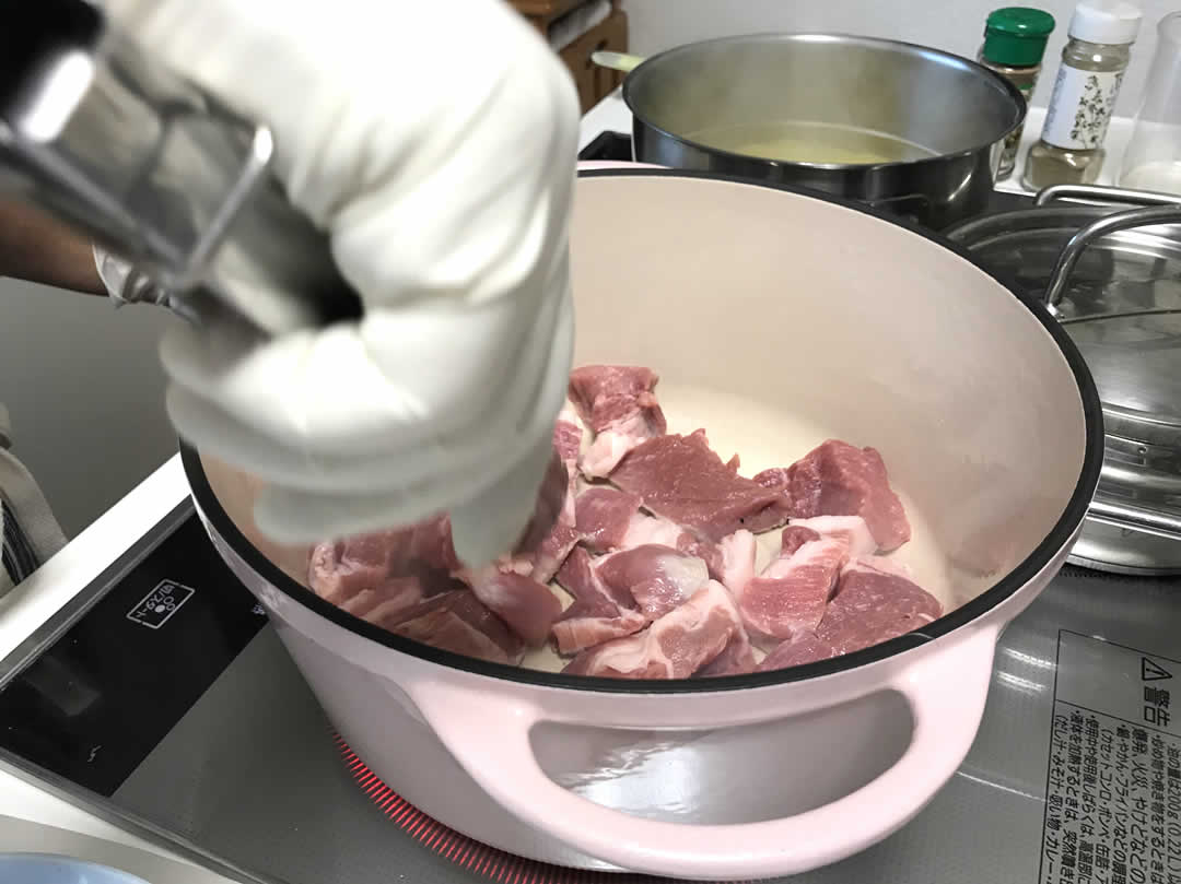 よく熱した鍋にオリーブオイルをひき、お肉を重ならないように並べます。